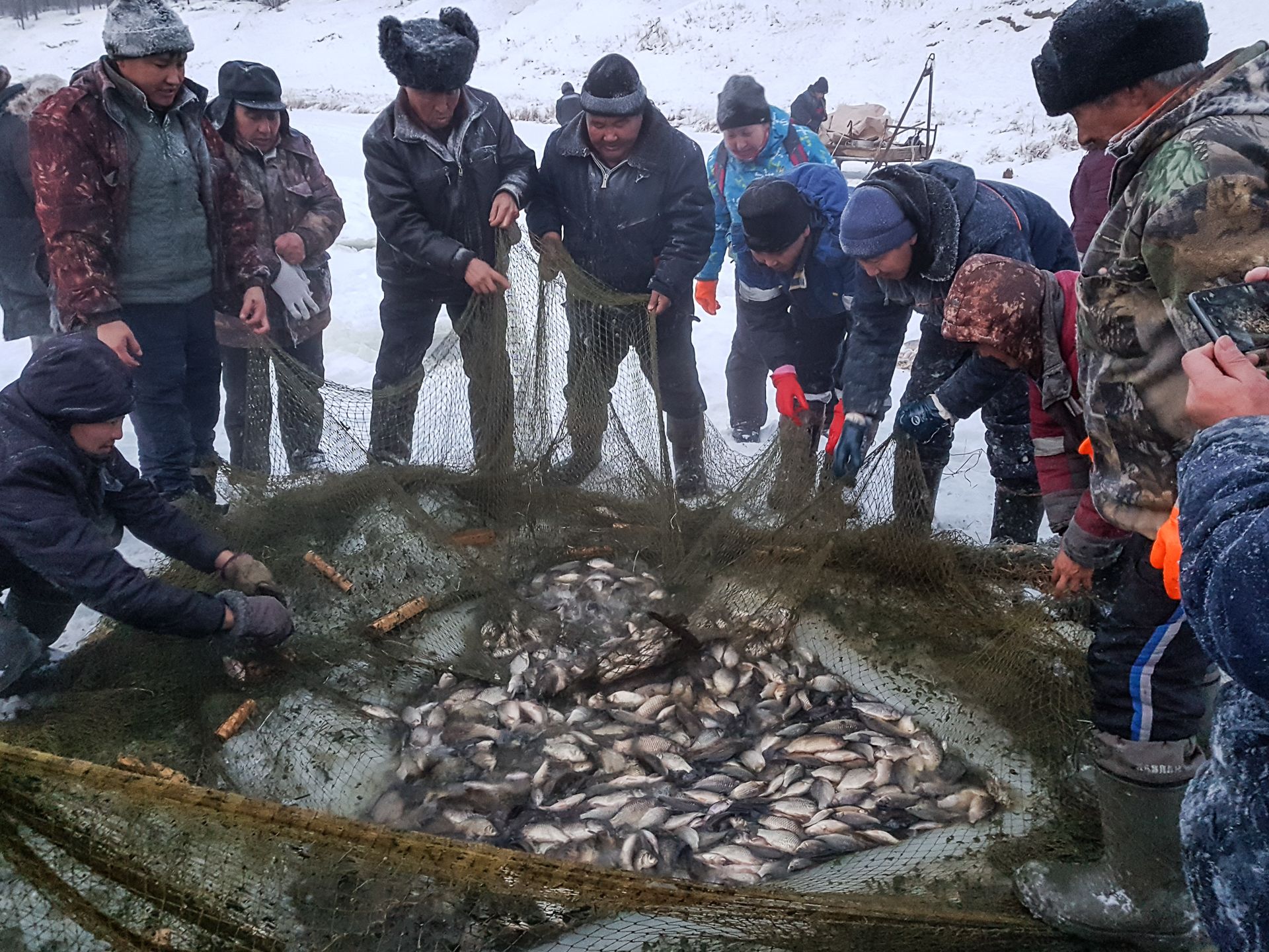Видео ловли рыбы зимой. Мунха Якутск. Рыбалка в Якутии мунха. Якутская рыбалка мунха. Якутская рыбалка зимой мунха.