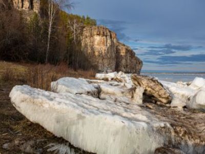 •	09:00: выезд группы с автовокзала Якутска (стоянка за магазином "Лавка художника", ул. Октябрьская, 24в).  •	12:00: прибытие на Еланку. Размещение на турбазе «Еланка», расположенной на живописном берегу реки Лена. •	Обед: в кафе турбазы (оплачивается от