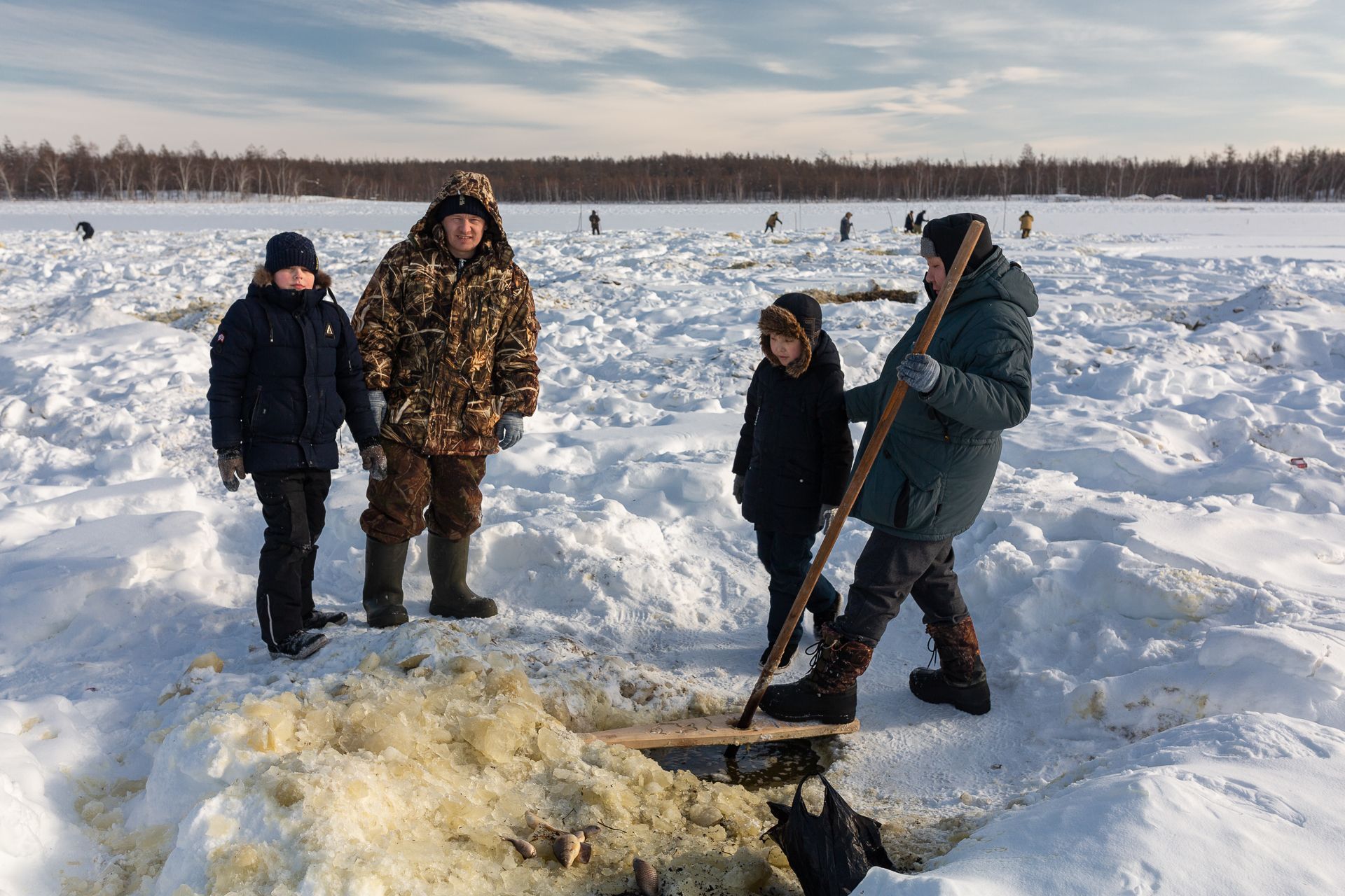 Рыбалка в якутии зимой 2020. Рыбалка в Якутии. Зимняя рыбалка в Якутии. Рыбалка в Якутии зимой. Рыбалка куйуур.