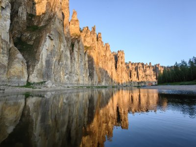 Бесподобные золотые скалы реки Синяя